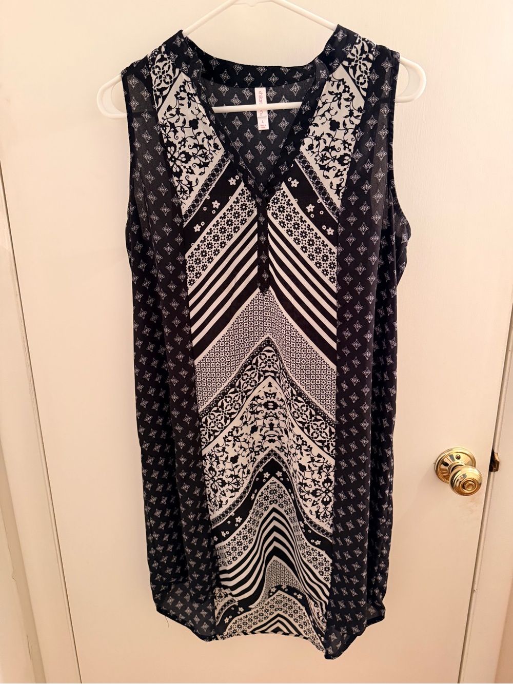 Black & White Patterned Sleeveless V-Neck Dress